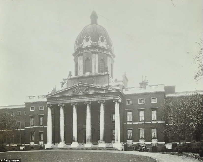 Portraits of “troubled girls” - inhabitants of Bedlam