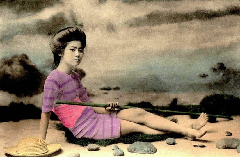 Postales pin-up japonesas con geishas en traje de baño