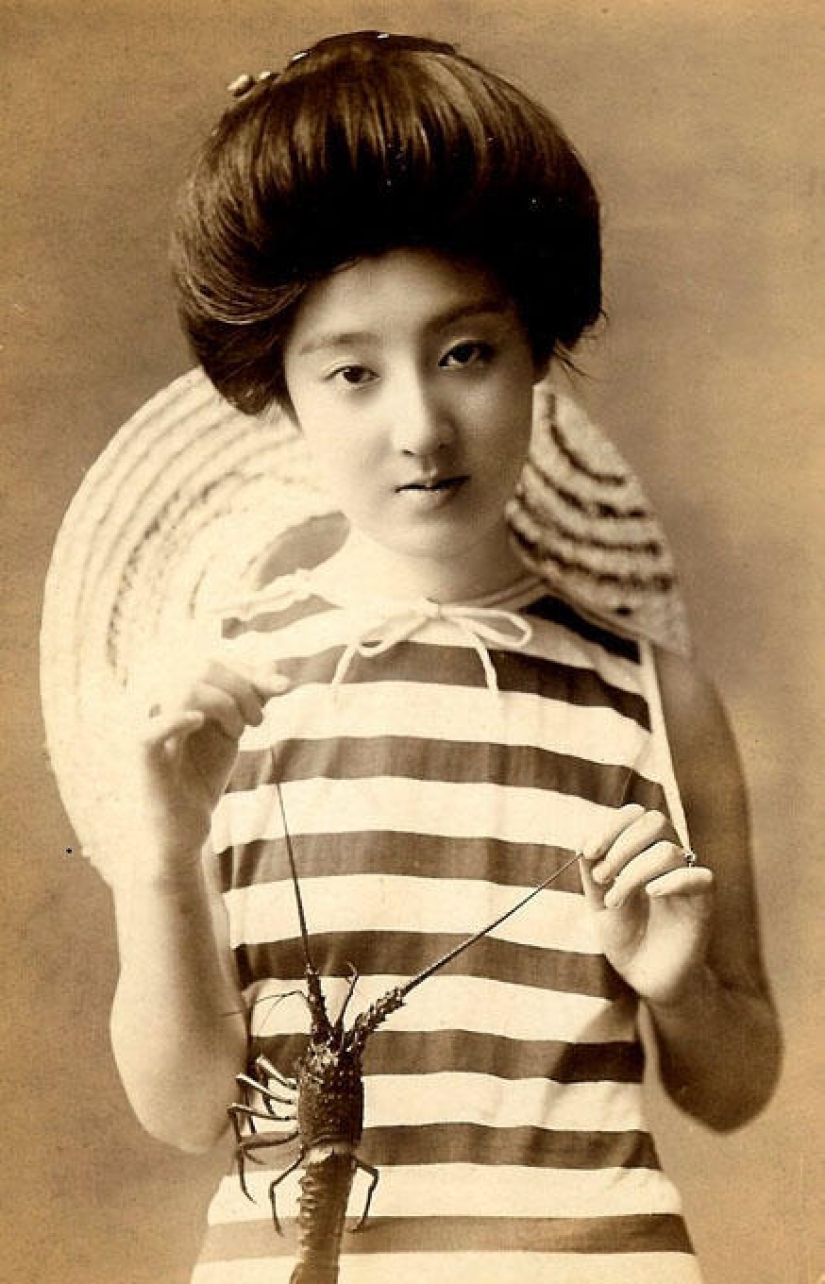 Postales pin-up japonesas con geishas en traje de baño