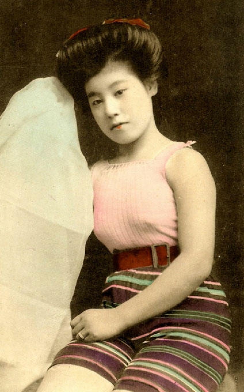 Postales pin-up japonesas con geishas en traje de baño