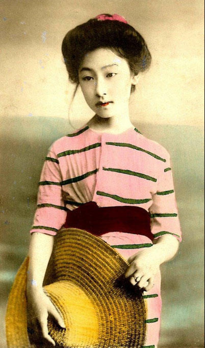 Postales pin-up japonesas con geishas en traje de baño