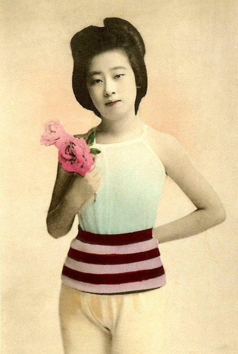 Postales pin-up japonesas con geishas en traje de baño