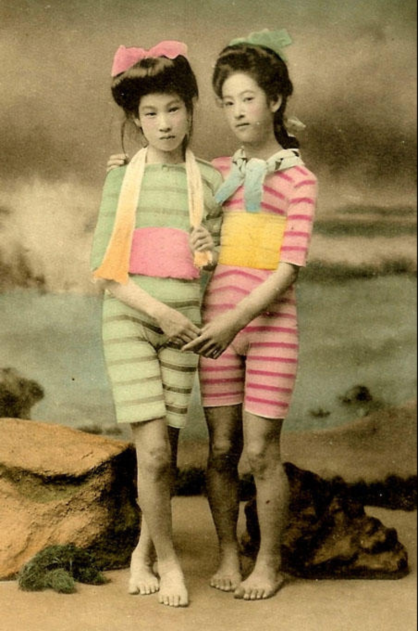 Postales pin-up japonesas con geishas en traje de baño