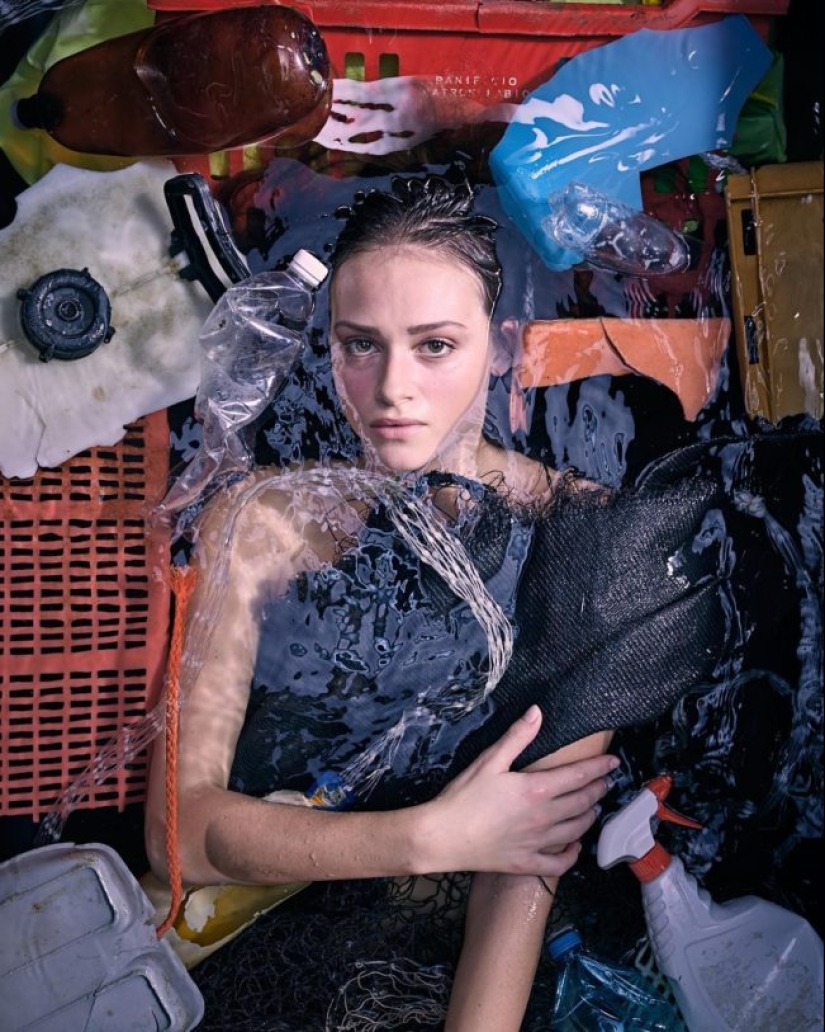 Proyecto fotográfico “Plastic Ocean”: hermosas chicas rodeadas de basura