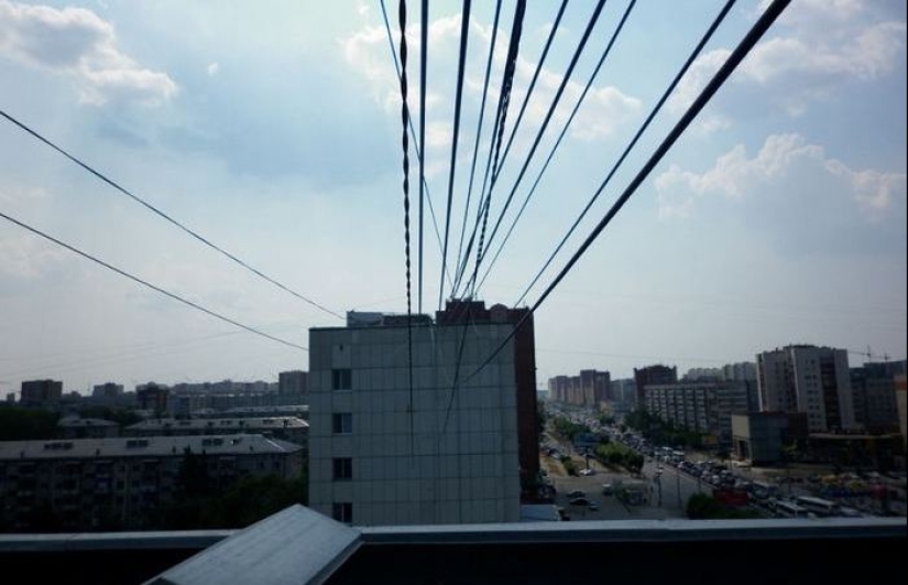 Quién y por qué estira los cables entre las casas