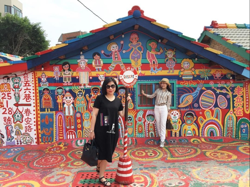 "Rainbow Village" by Huang Yun-Fu: how to make a tourist object out of a dying village