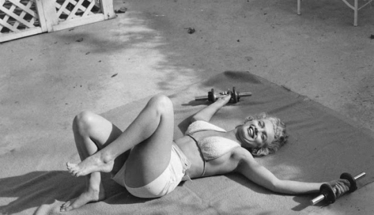 Raras fotos de Marilyn Monroe en entrenamiento en 1953