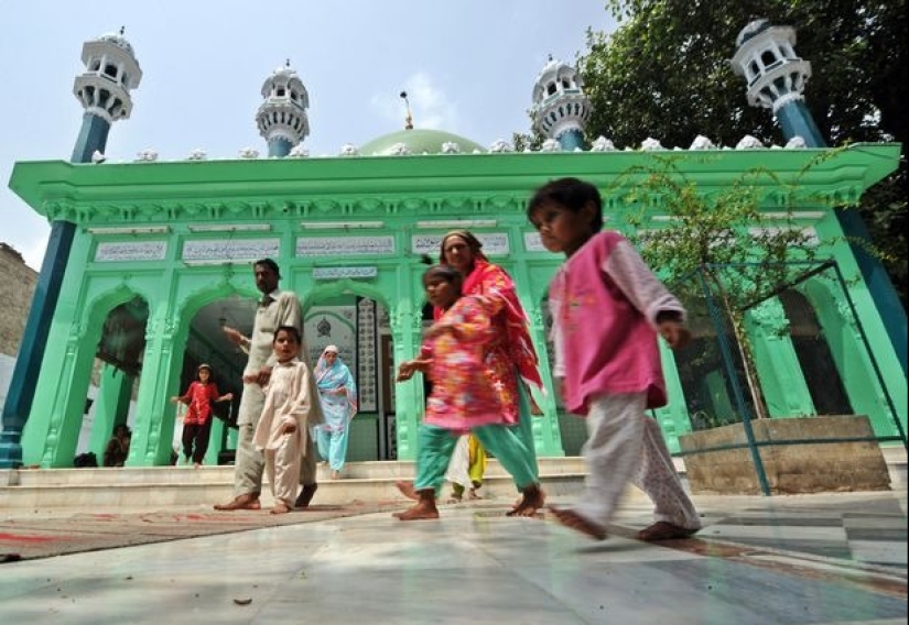 "Rats of Shah Daula": children from Pakistan with deformed skulls and a hard fate