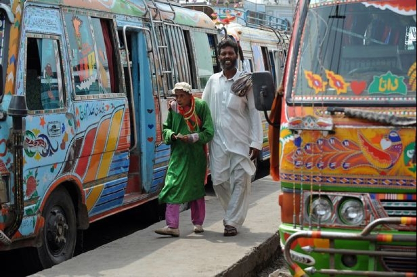 "Rats of Shah Daula": children from Pakistan with deformed skulls and a hard fate