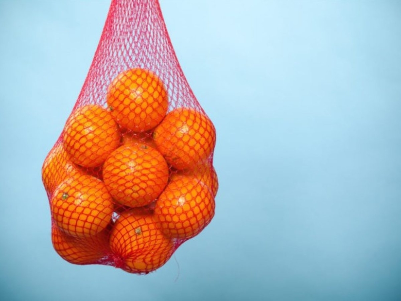 Red grid for oranges: a marketing move or a practical purpose?