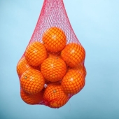 Red grid for oranges: a marketing move or a practical purpose?