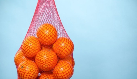 Red grid for oranges: a marketing move or a practical purpose?