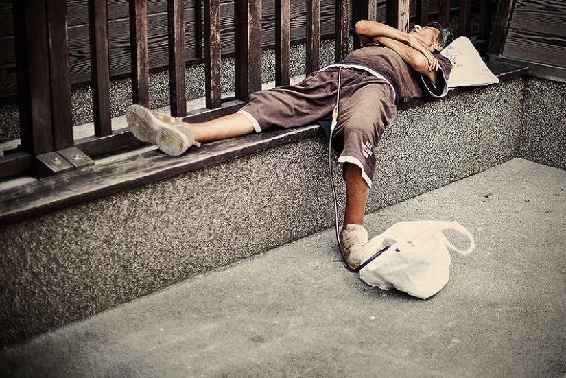 Residentes exhaustos de Tokio durmiendo en la calle