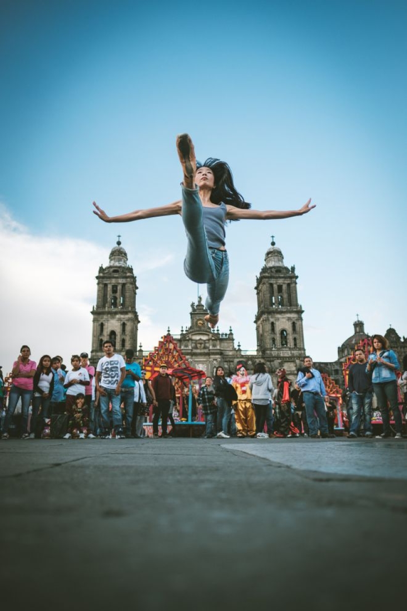 Retratos sensuales de bailarines en las concurridas calles de la antigua Ciudad de México