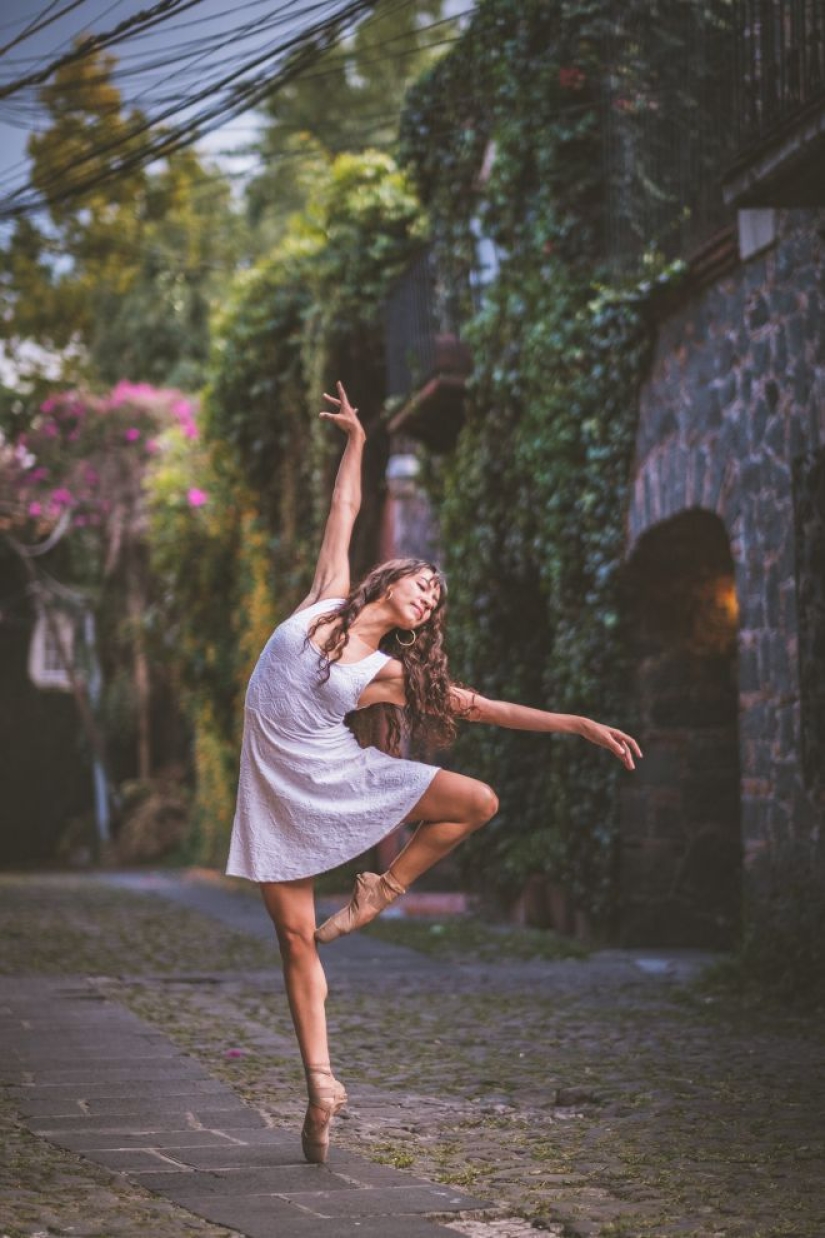 Retratos sensuales de bailarines en las concurridas calles de la antigua Ciudad de México