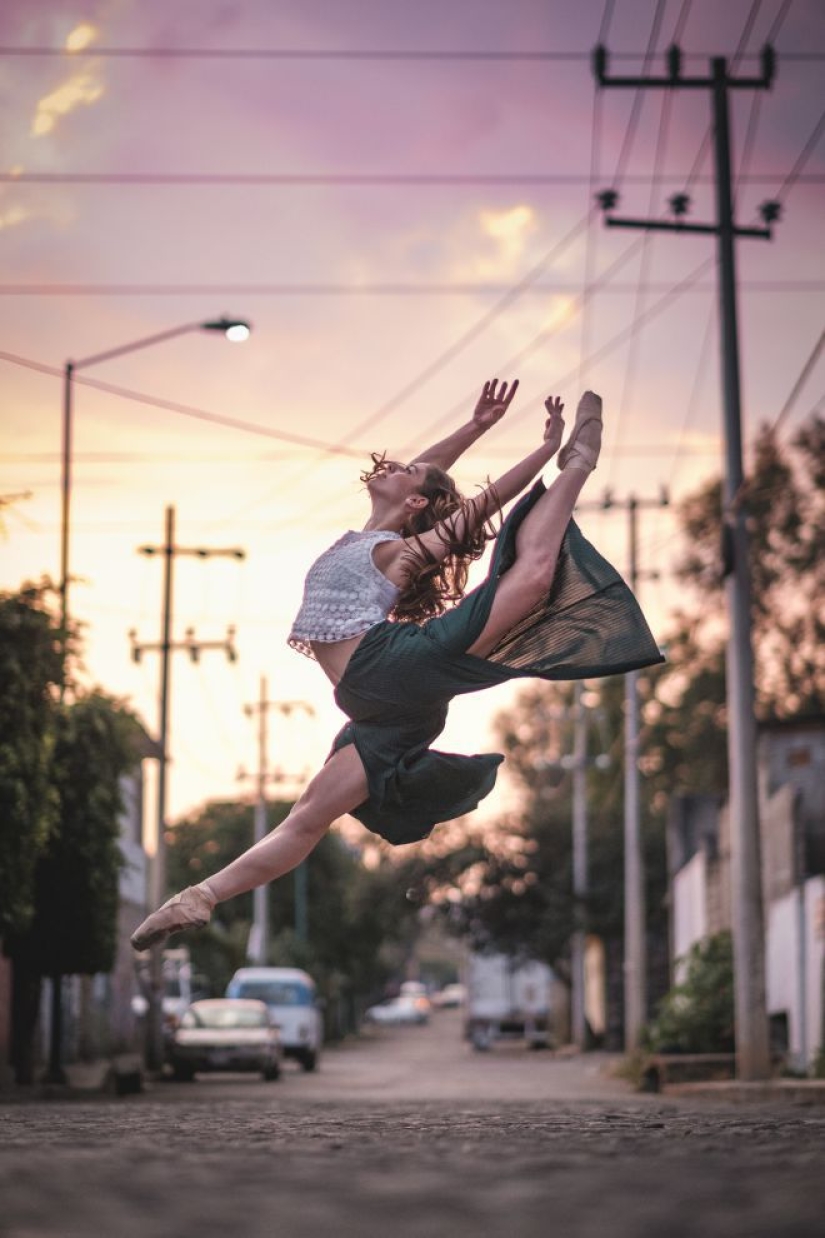 Retratos sensuales de bailarines en las concurridas calles de la antigua Ciudad de México