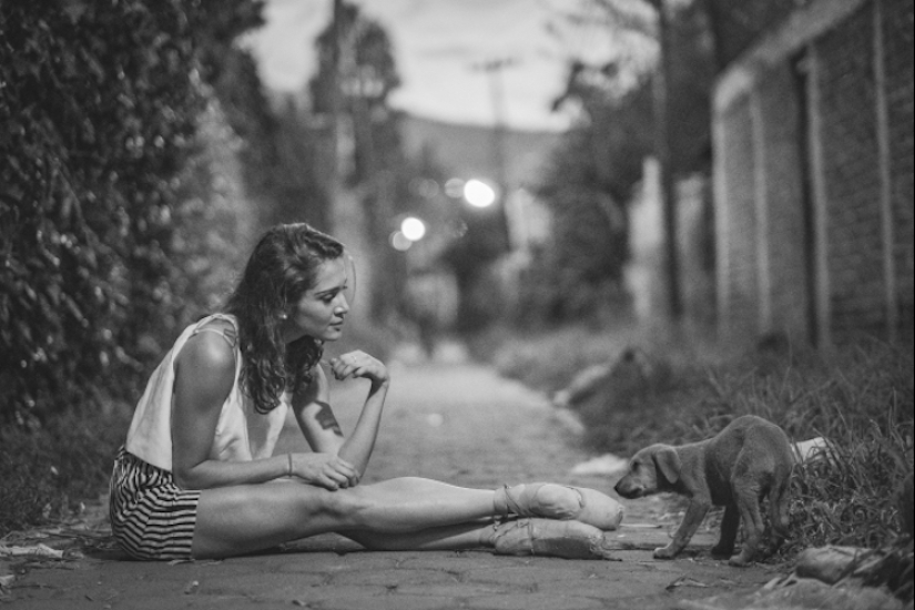 Retratos sensuales de bailarines en las concurridas calles de la antigua Ciudad de México