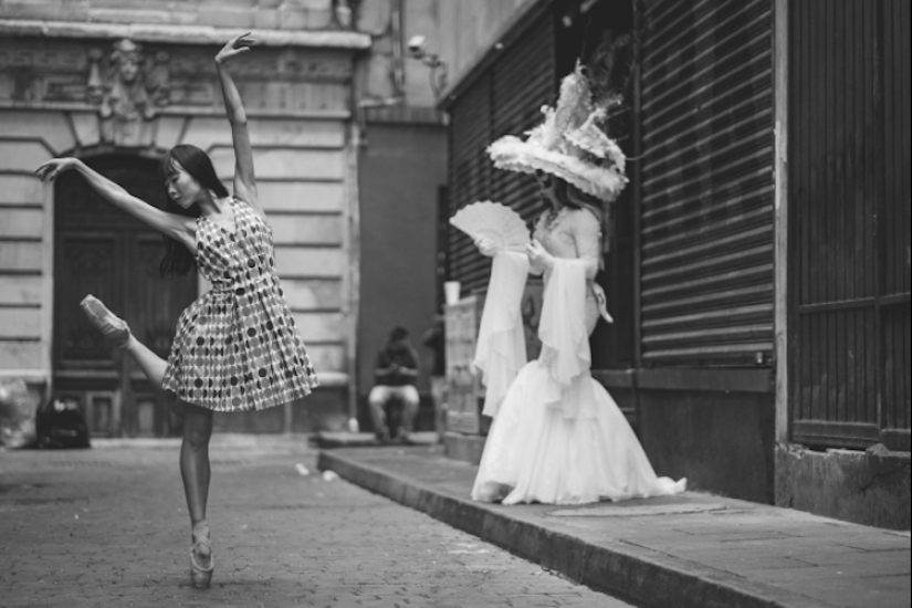 Retratos sensuales de bailarines en las concurridas calles de la antigua Ciudad de México