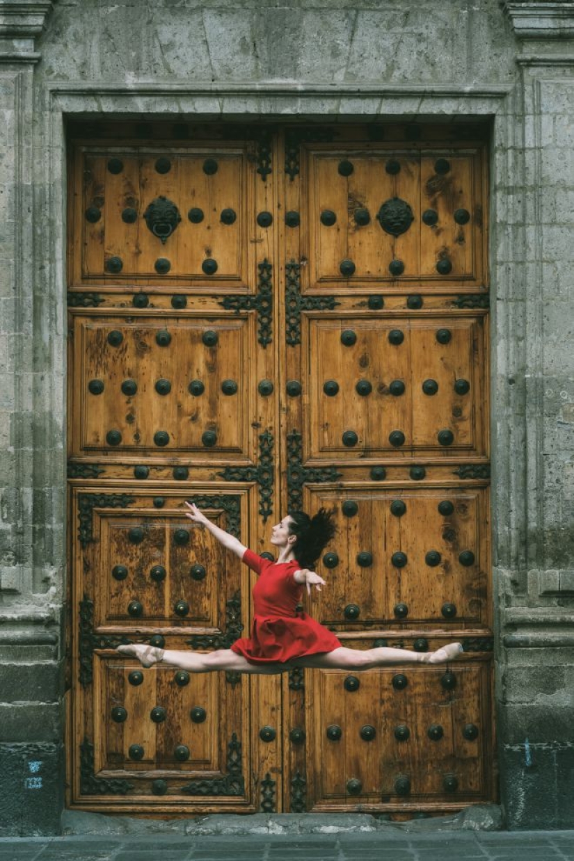 Retratos sensuales de bailarines en las concurridas calles de la antigua Ciudad de México