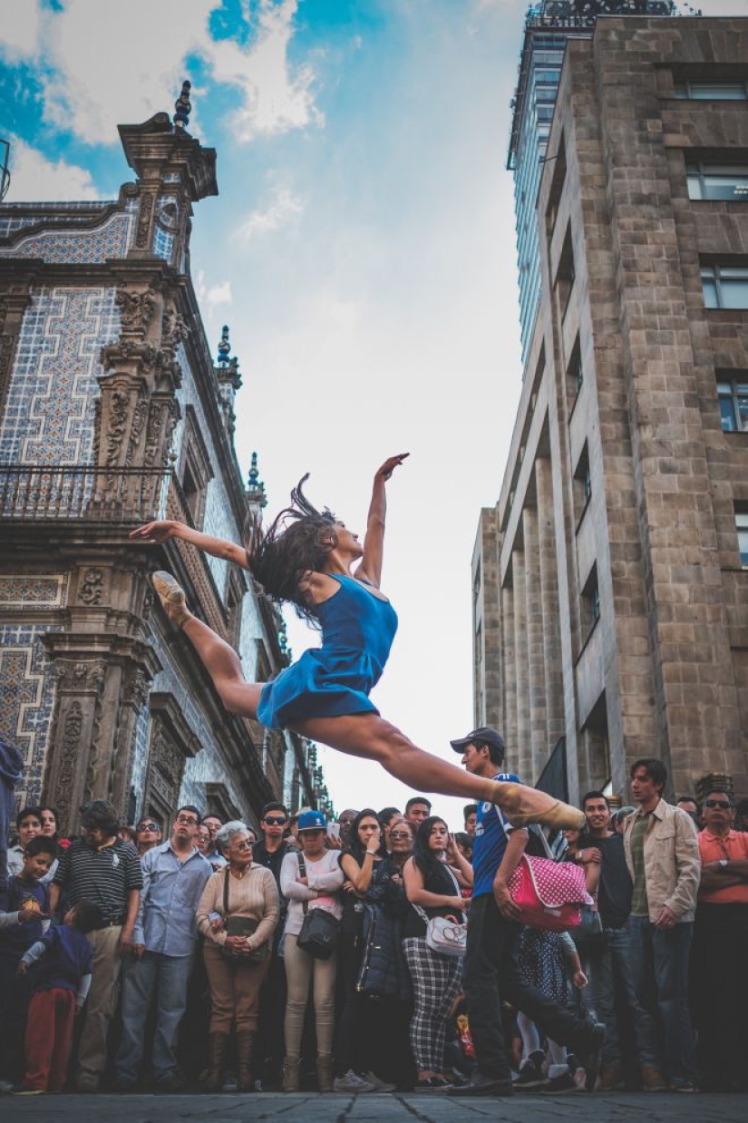 Retratos sensuales de bailarines en las concurridas calles de la antigua Ciudad de México