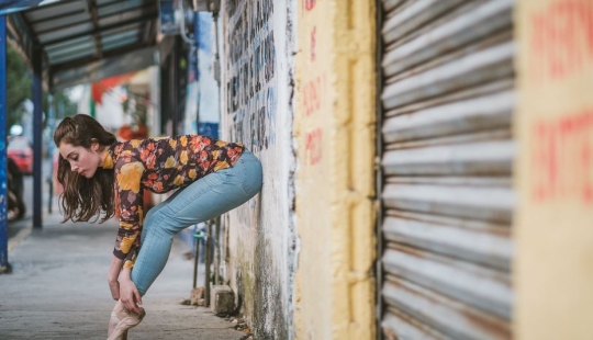 Retratos sensuales de bailarines en las concurridas calles de la antigua Ciudad de México