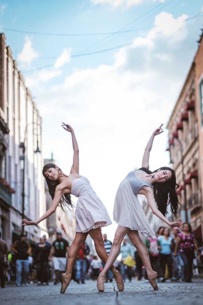 Retratos sensuales de bailarines en las concurridas calles de la antigua Ciudad de México