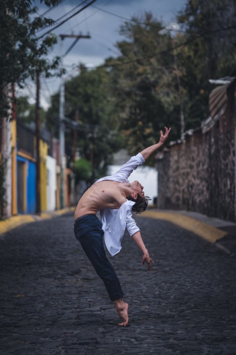 Retratos sensuales de bailarines en las concurridas calles de la antigua Ciudad de México