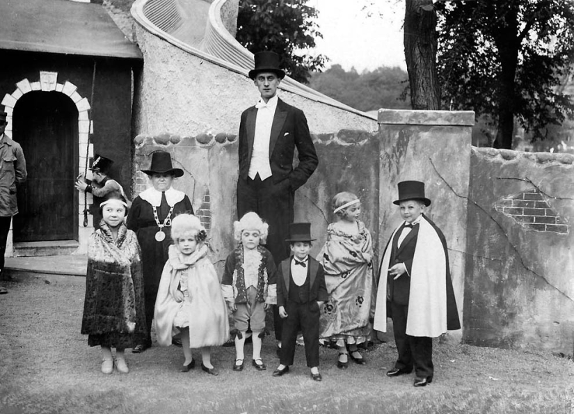 Retro photo: From the life of Lilliputians