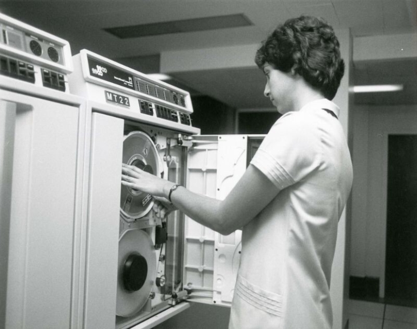 Retro photos of interiors and appliances in offices of the 70s and 80s