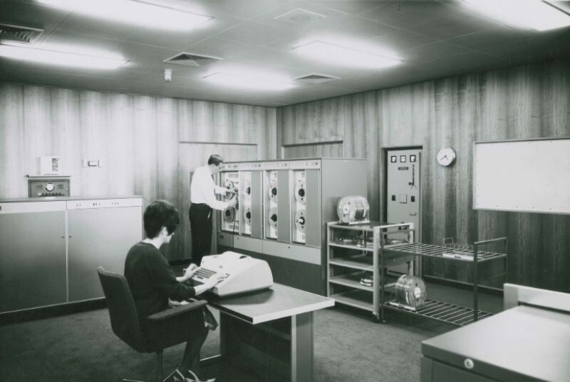 Retro photos of interiors and appliances in offices of the 70s and 80s