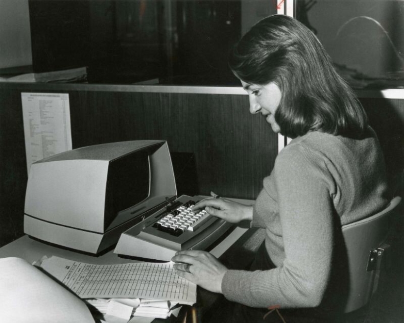 Retro photos of interiors and appliances in offices of the 70s and 80s