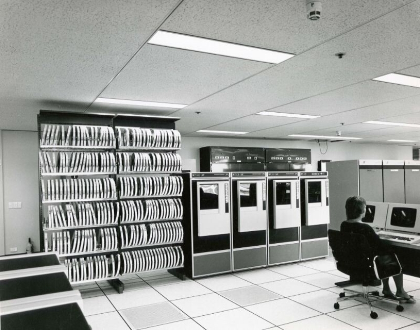 Retro photos of interiors and appliances in offices of the 70s and 80s