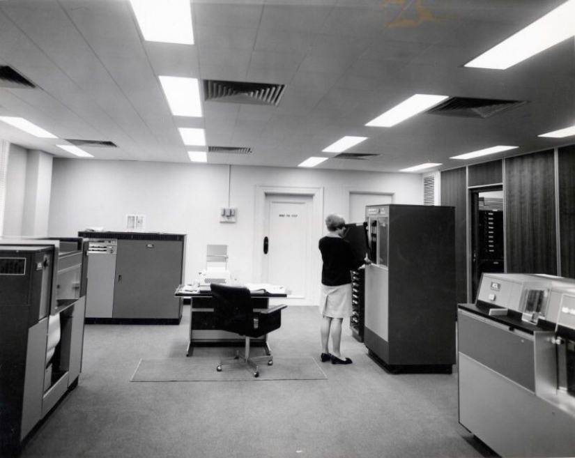 Retro photos of interiors and appliances in offices of the 70s and 80s