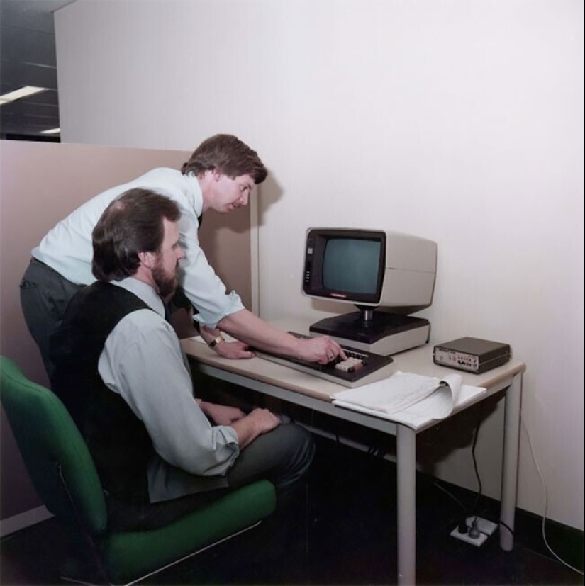 Retro photos of interiors and appliances in offices of the 70s and 80s