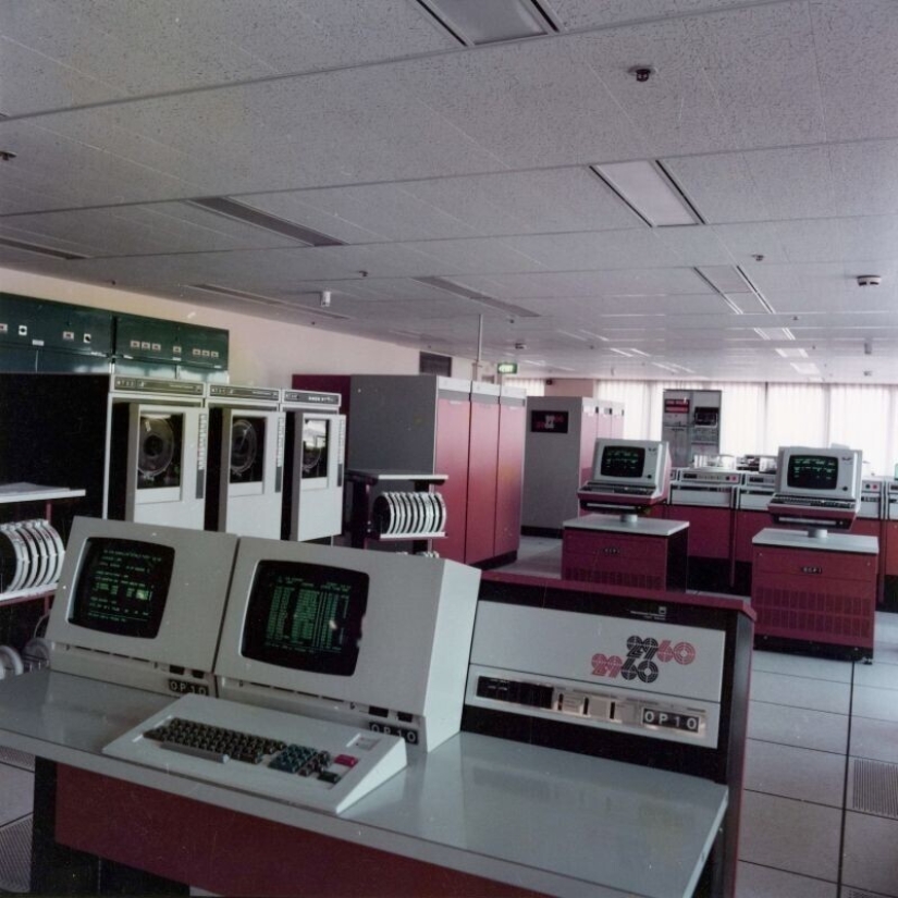 Retro photos of interiors and appliances in offices of the 70s and 80s