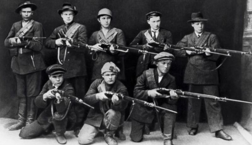Rifles for the revolution, or why the cobblestone did not become a weapon of the proletariat