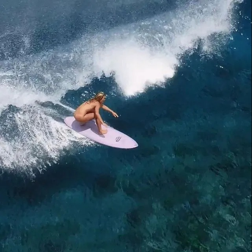 Running on waves: naked surfer from Australia conquers the ocean