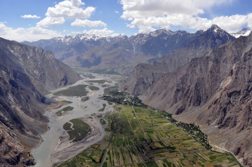 Sarez lake: the fatal attraction of the Pamirs