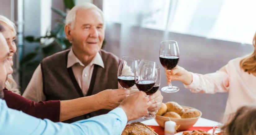 Scientists were shocked by a new discovery: drinking for the elderly is more useful than sports