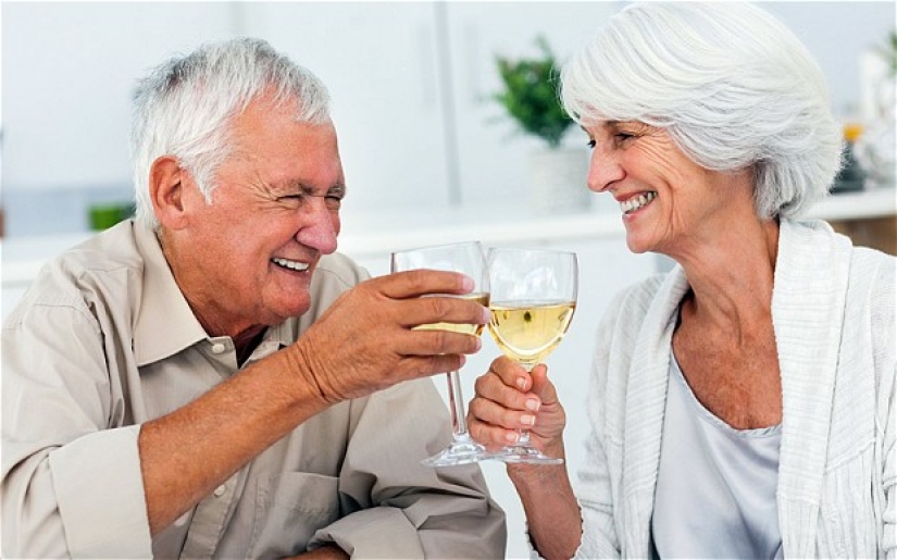 Scientists were shocked by a new discovery: drinking for the elderly is more useful than sports