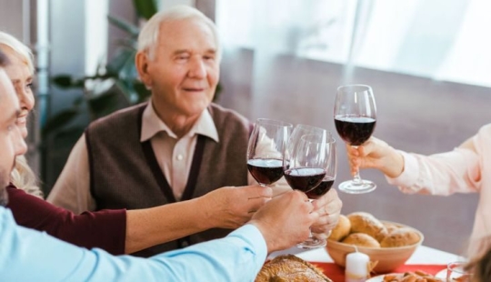 Scientists were shocked by a new discovery: drinking for the elderly is more useful than sports