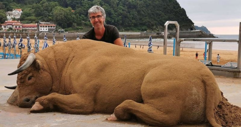 Sculptor Andoni Bastarrica and his amazing but short-lived sand creations