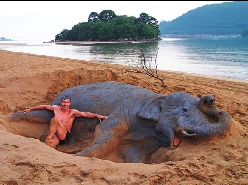 Sculptor Andoni Bastarrica and his amazing but short-lived sand creations