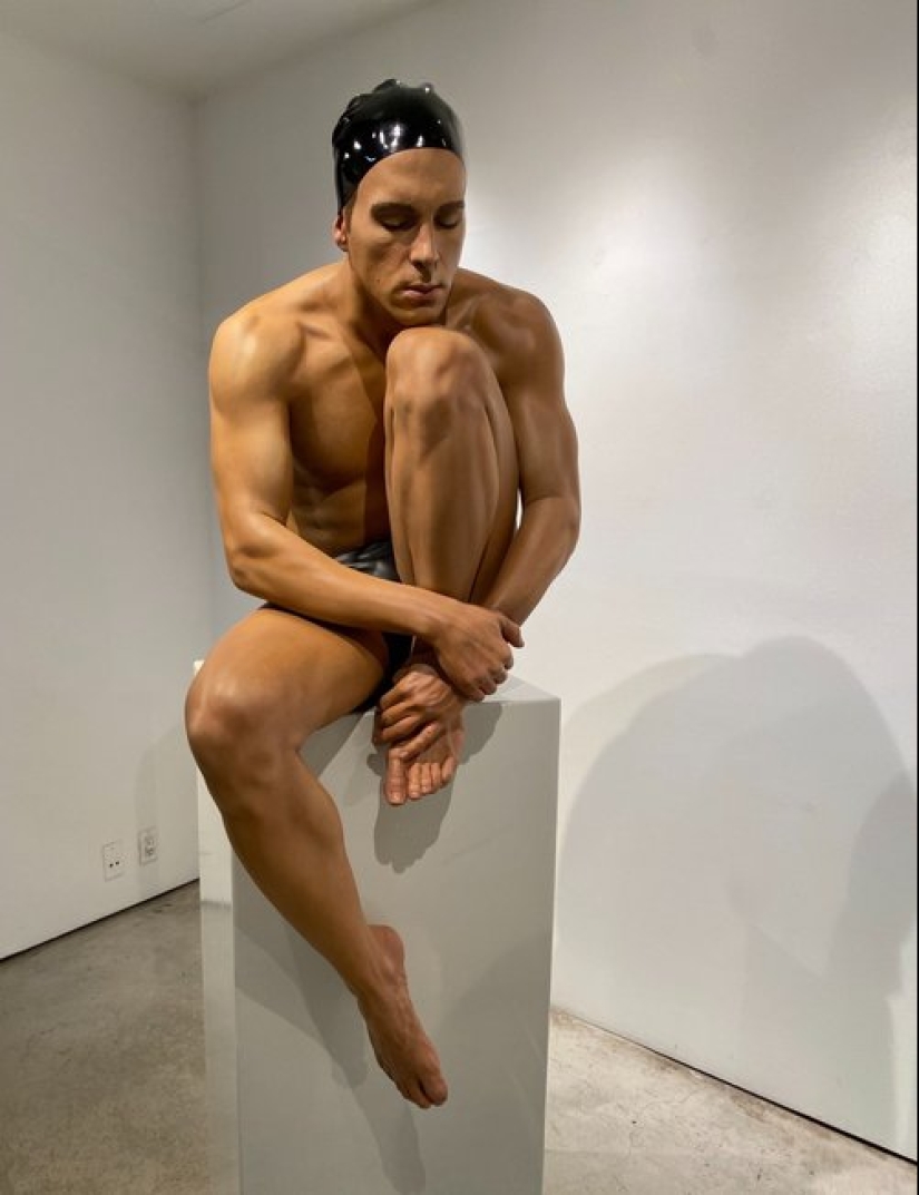 Sculptor Carol Feuerman and her "wet" hyperrealism