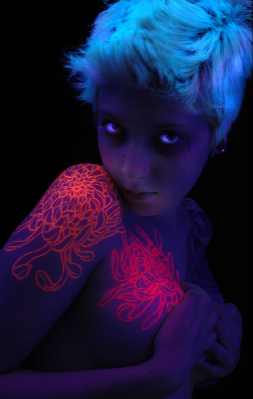 Secret tattoos: patterns and drawings visible only under UV light