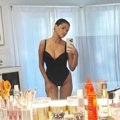 Selena Gomez compara fotos en bikini de 2013 y 2023 en una transformación corporal “orgullosa”