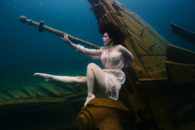 Sesión fotográfica submarina en el agua helada de un lago canadiense: un nuevo récord Guinness