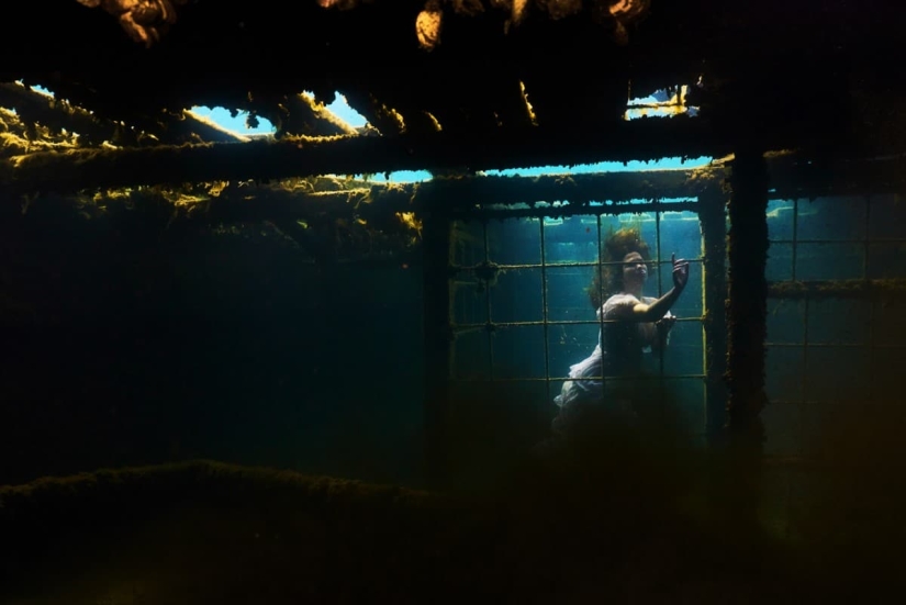 Sesión fotográfica submarina en el agua helada de un lago canadiense: un nuevo récord Guinness