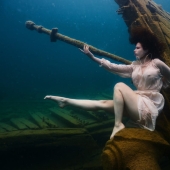 Sesión fotográfica submarina en el agua helada de un lago canadiense: un nuevo récord Guinness