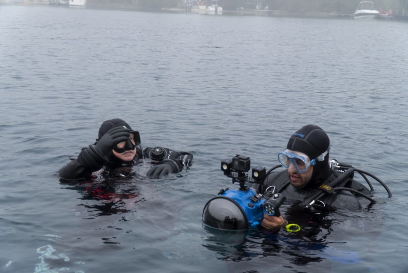 Sesión fotográfica submarina en el agua helada de un lago canadiense: un nuevo récord Guinness